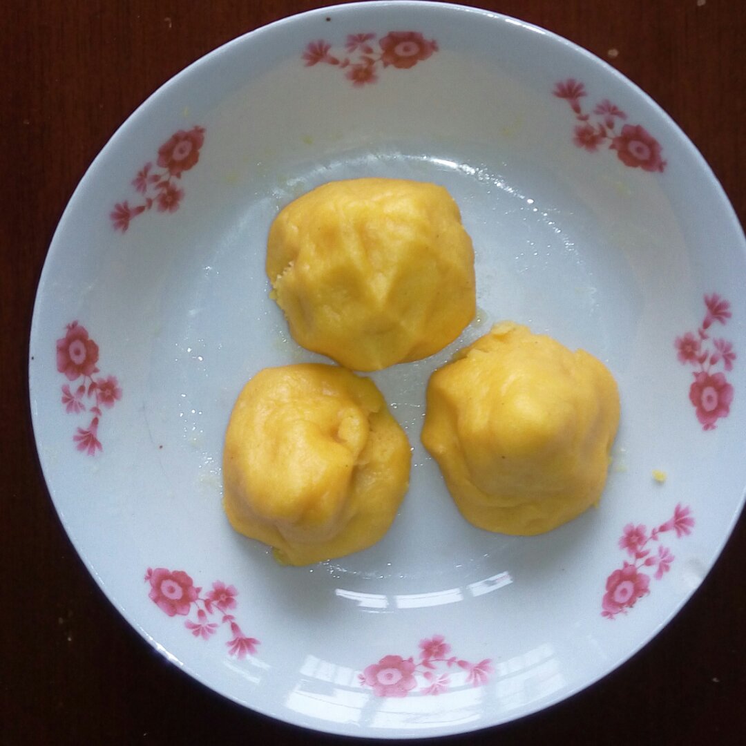 后院做的玉米面窝窝头