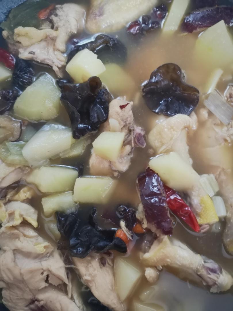 木耳土豆炖鸡汤