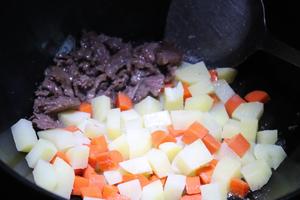 超好吃的咖喱土豆牛肉饭的做法 步骤3