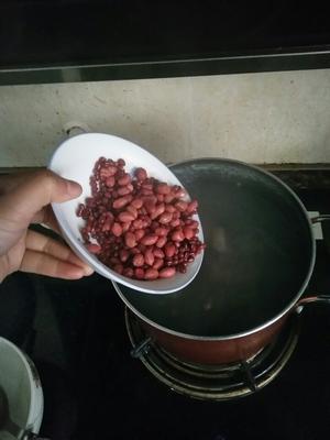 红豆花生排骨汤的做法 步骤6