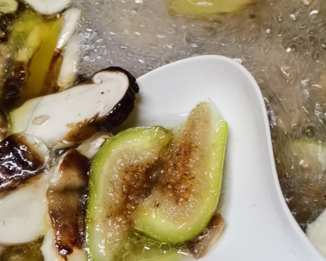 新鲜无花果松茸鸡汤