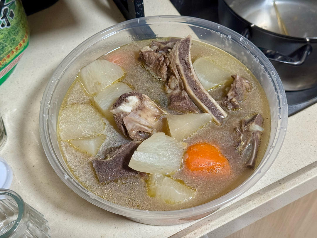 驱寒暖身：萝卜炖牛肋排