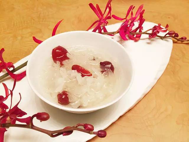 香椰送福——海椰皇红枣银耳羹