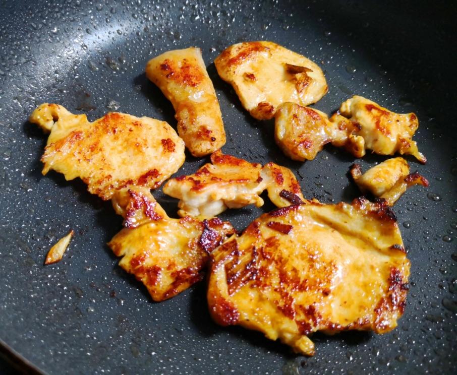 宝宝超爱吃的香煎鸡胸肉的做法