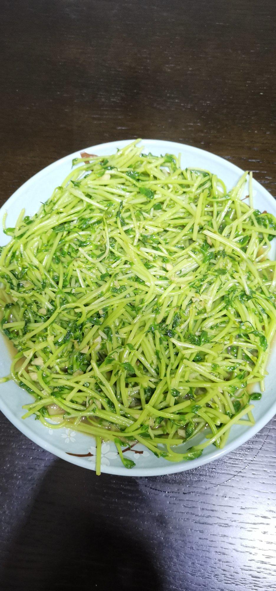 清炒豌豆苗，就爱这抹带着清香的翠绿～