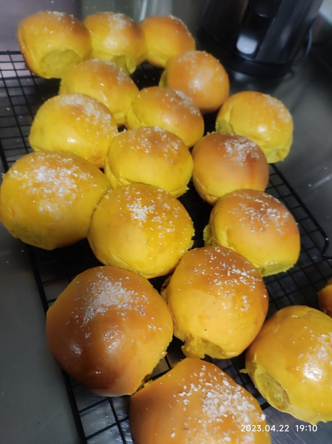 没有人能拒绝早餐来一块「椰蓉奶黄餐包」