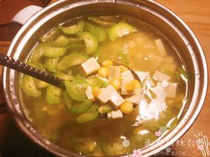 自制低热量减肥汤—鲜玉米仁丝瓜豆腐汤的做法 步骤4