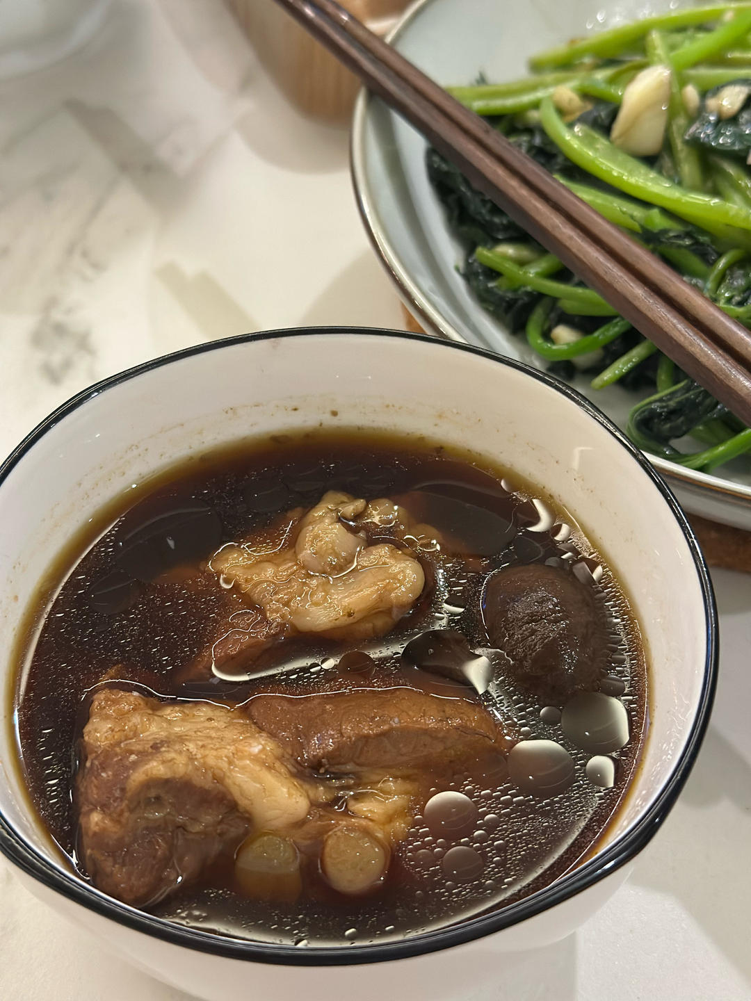 黑蒜排骨汤