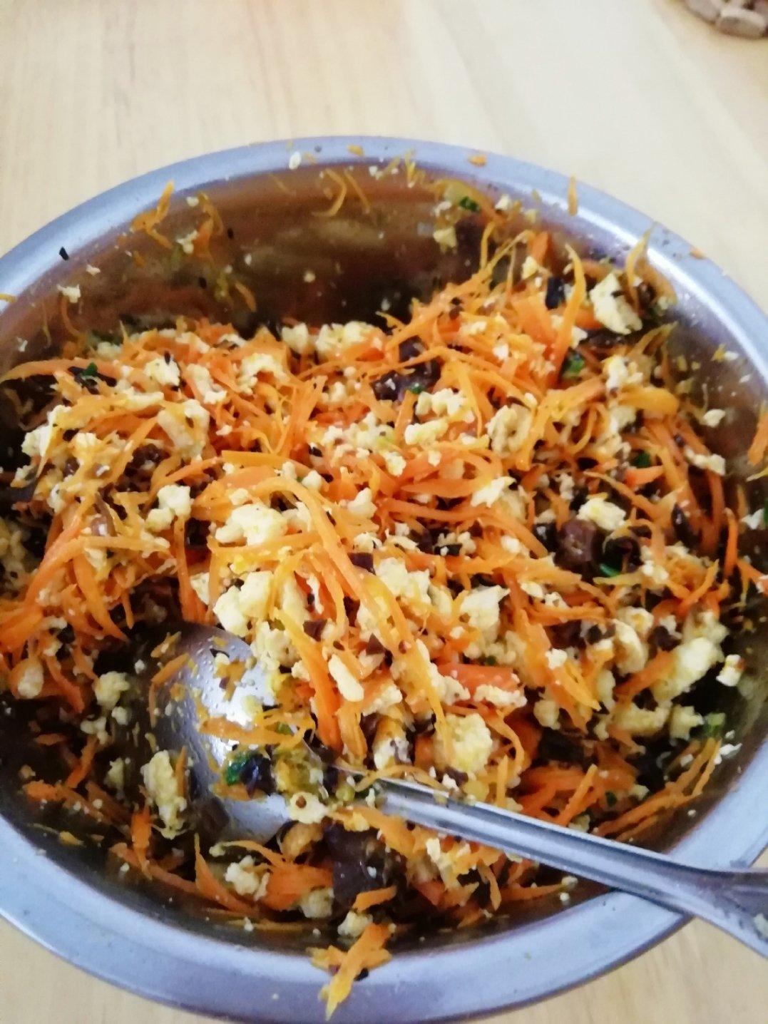 胡萝卜木耳鸡蛋素包子