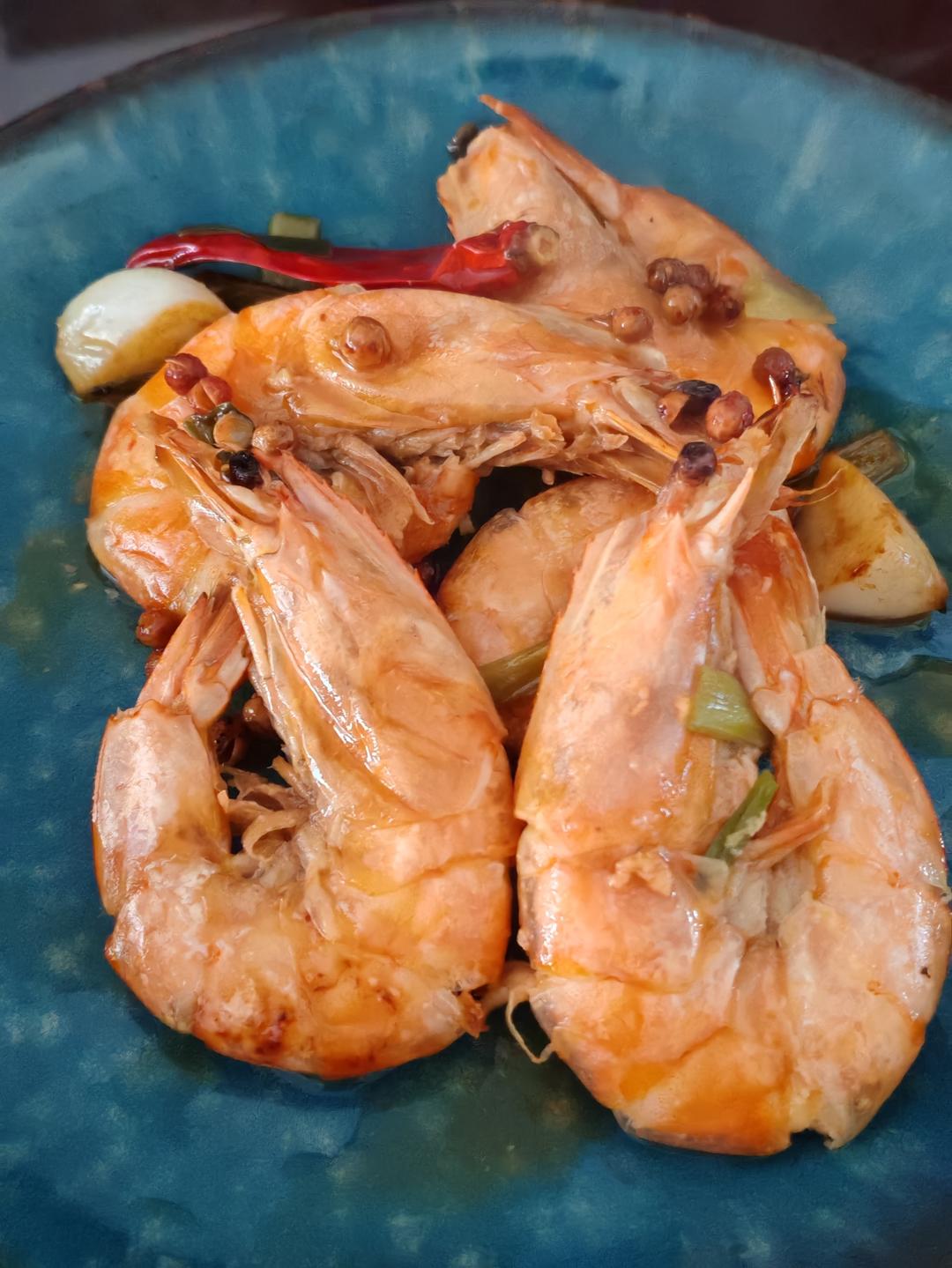 煮冻虾时，切记不要直接下锅，多加这两步，虾肉不腥不柴，太鲜嫩