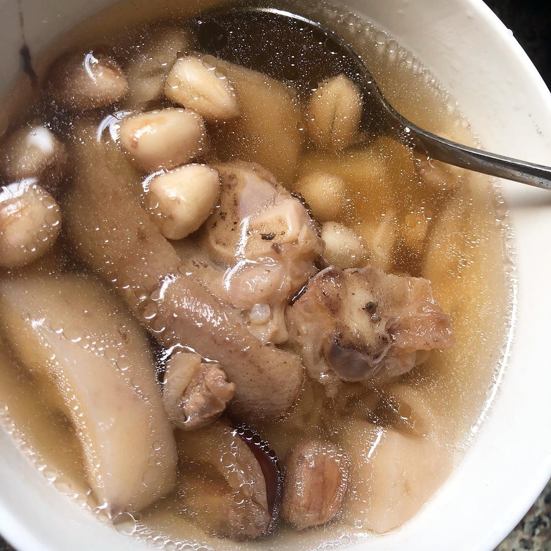 莲藕花生猪蹄汤