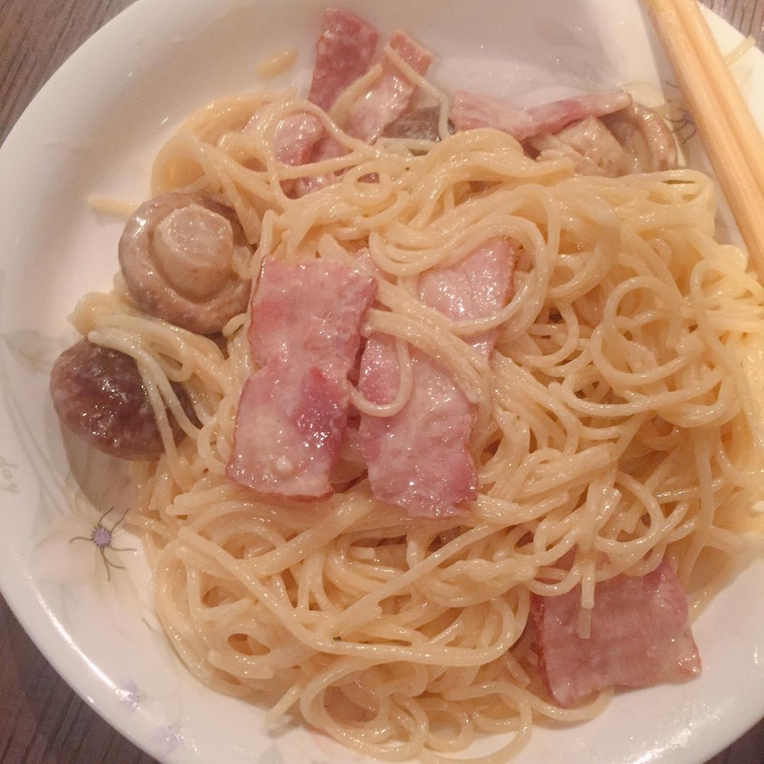 白蘑菇奶油培根意面