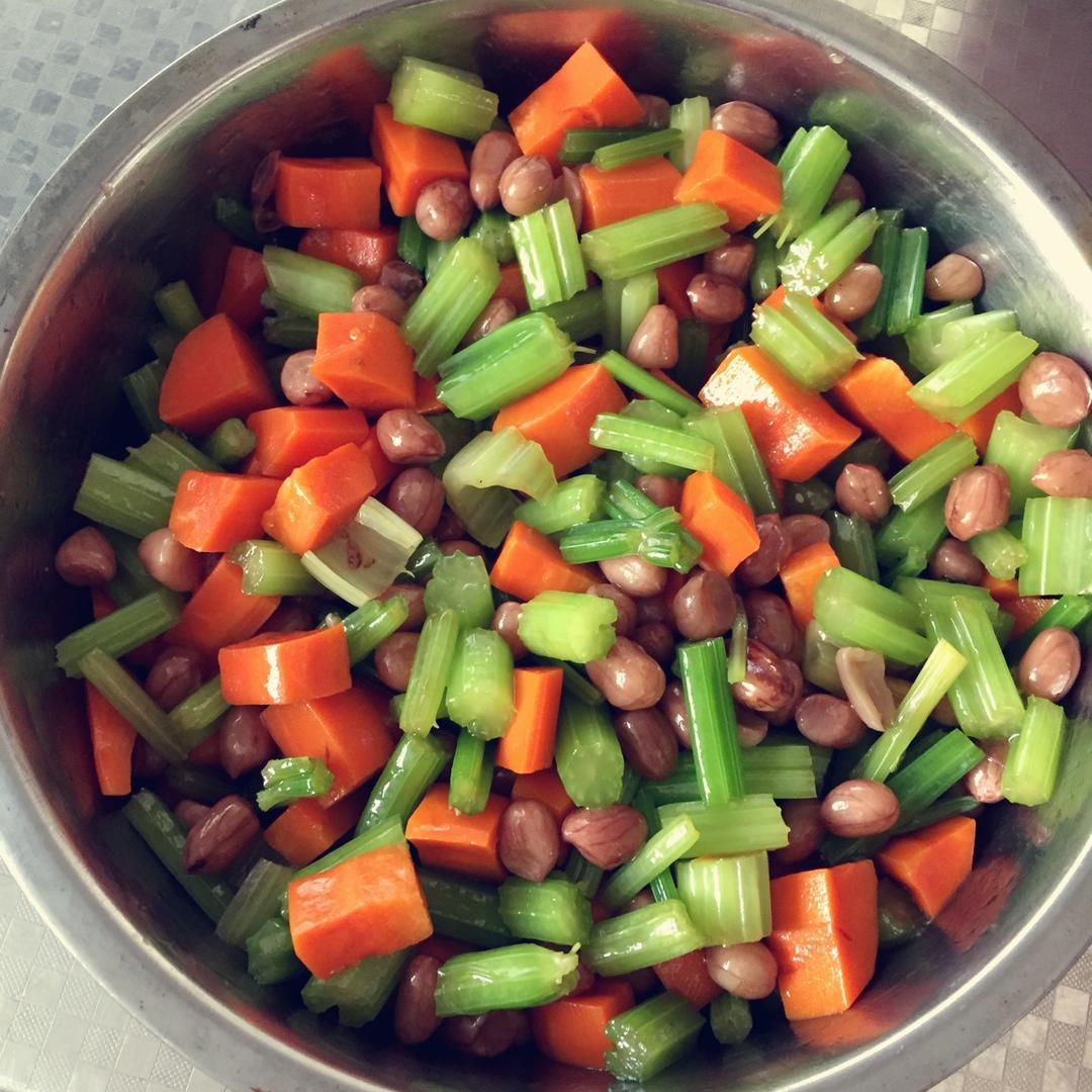 凉拌芹菜花生米胡萝卜