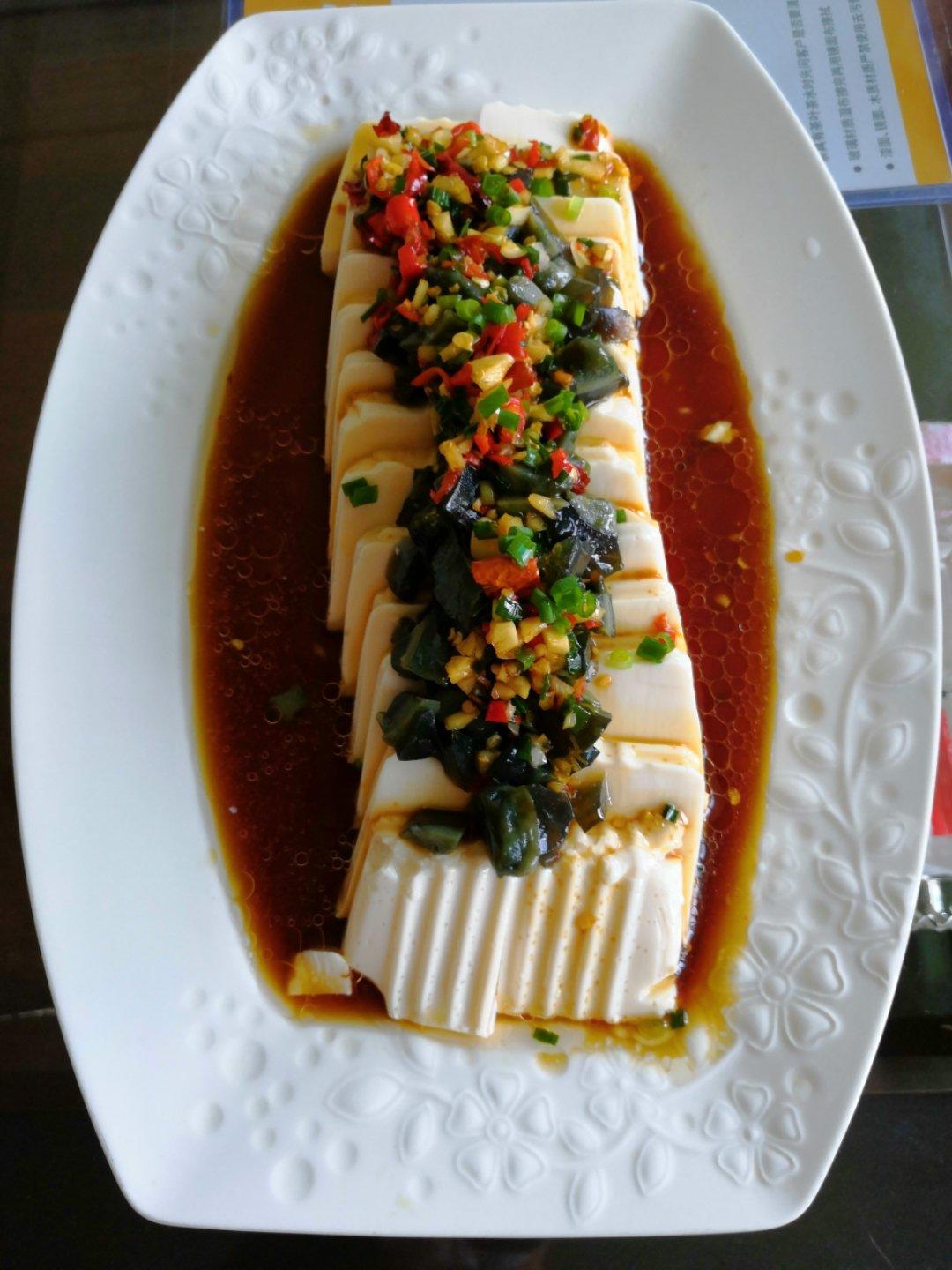 双椒拌皮蛋豆腐