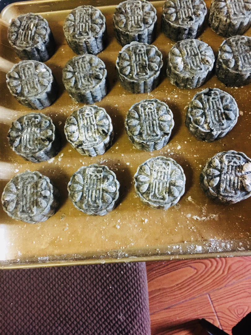 月饼系列：香满屋的黑芝麻流心月饼