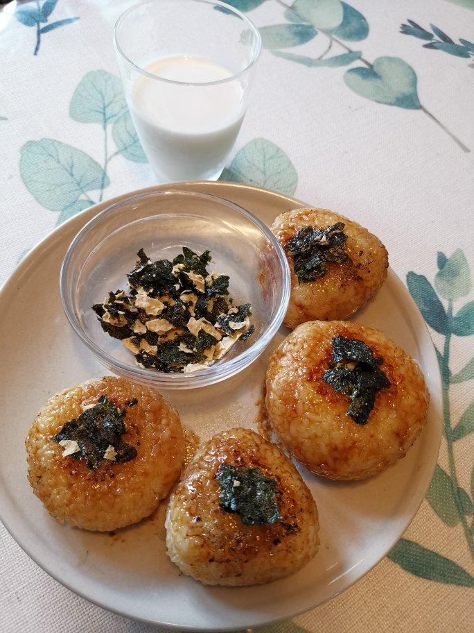 剩米饭的神仙吃法，肉松酱油烤饭团，平底锅就能做哦～
