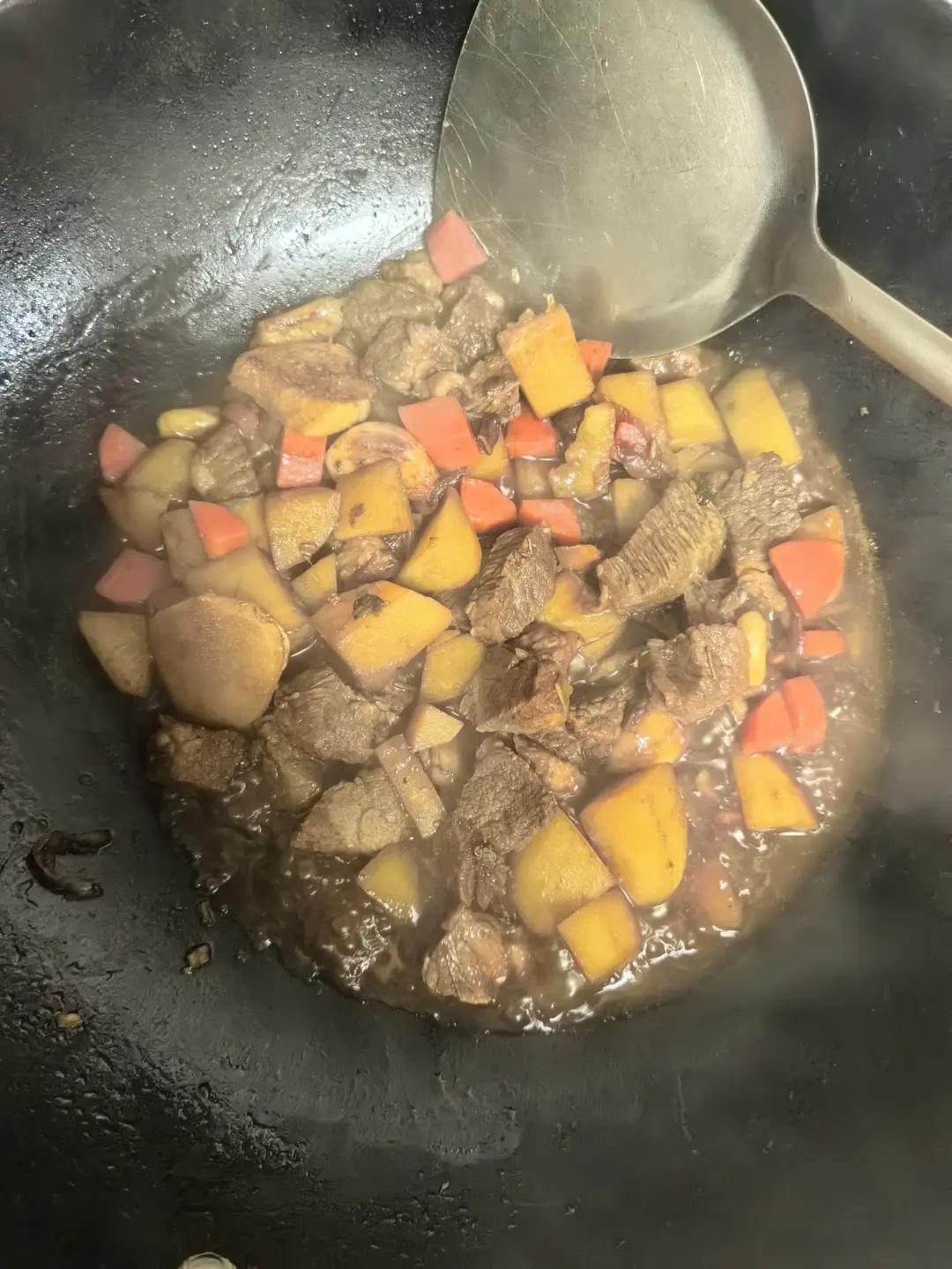 红烧牛腩炖土豆