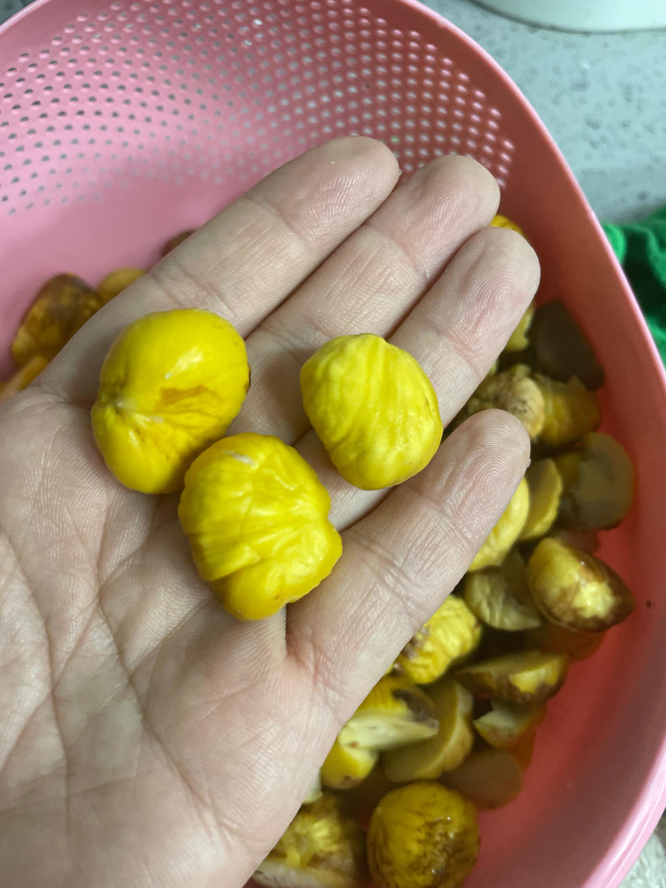 生板栗剥皮小技巧，各个光溜又完整！