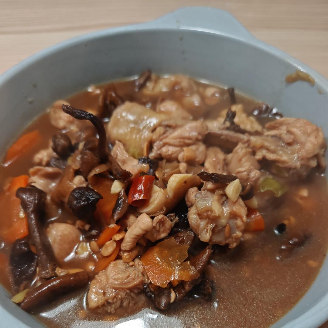 鸡腿肉炖榛蘑