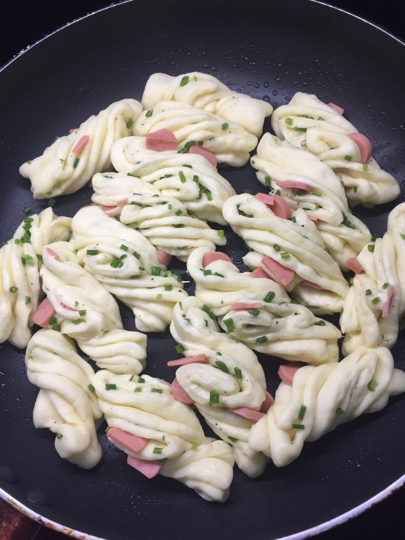 生煎葱油卷子（我觉的就是生煎包和葱油花卷的完美融合！）