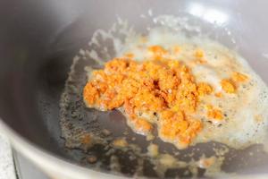 【蛋黄椒末】冰箱里总吃不完的两样 炒出下饭菜第一名的做法 步骤11
