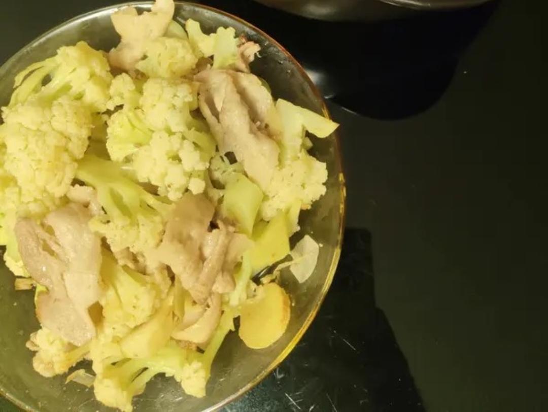 五花肉炒菜花