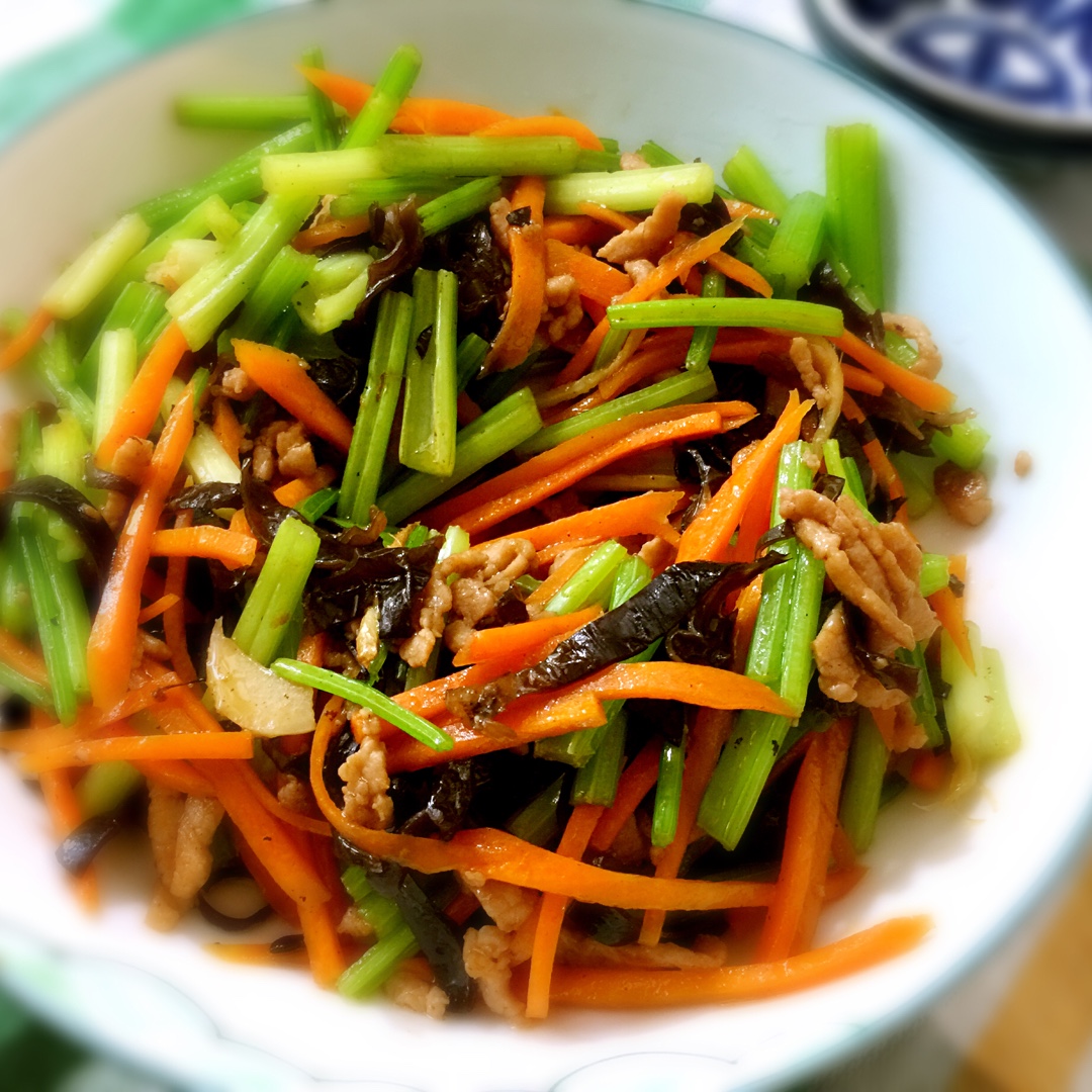 芹菜木耳炒肉丝