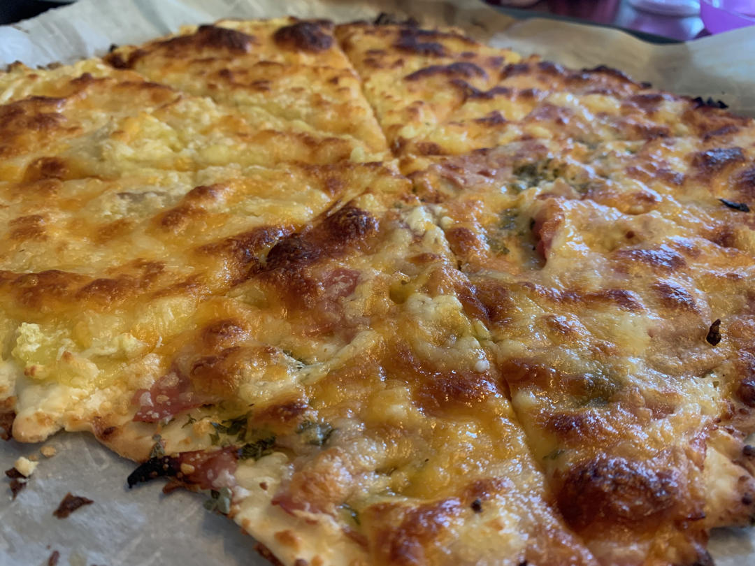 薄饼脆皮火腿pizza