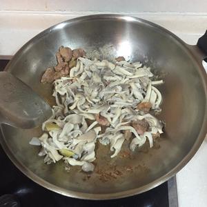秀珍菇炒肉片的做法 步骤5