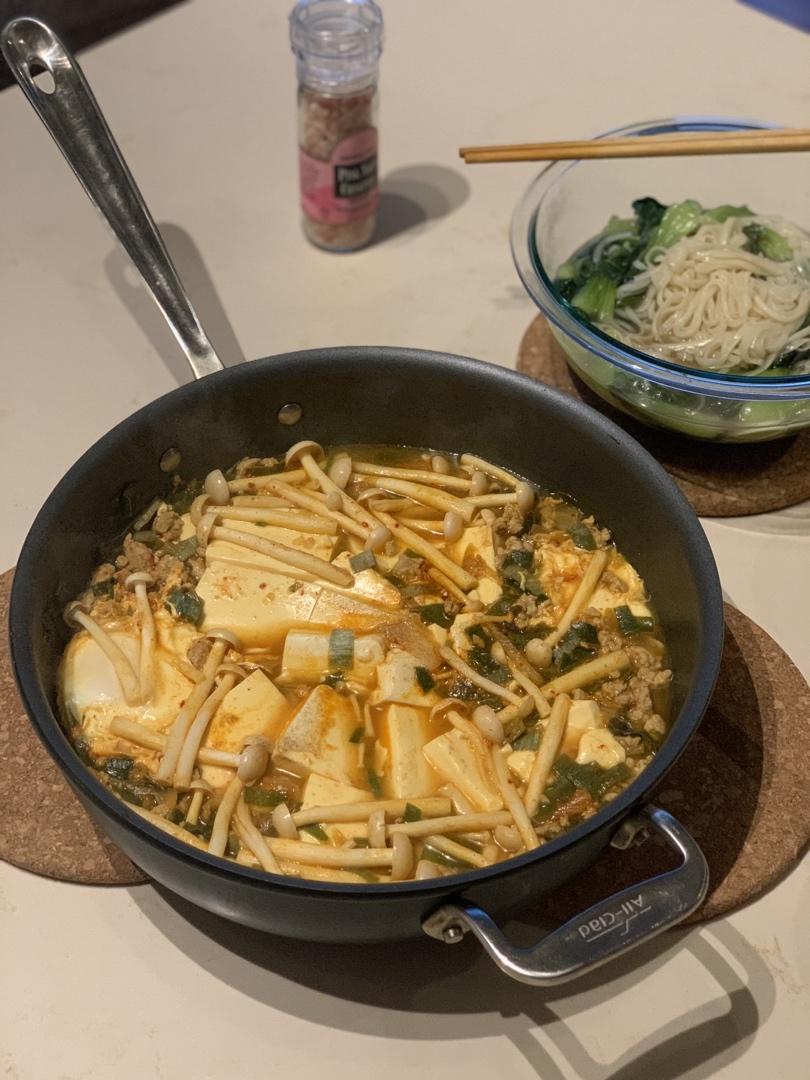 韩式泡菜豆腐锅/辣白菜豆腐汤
