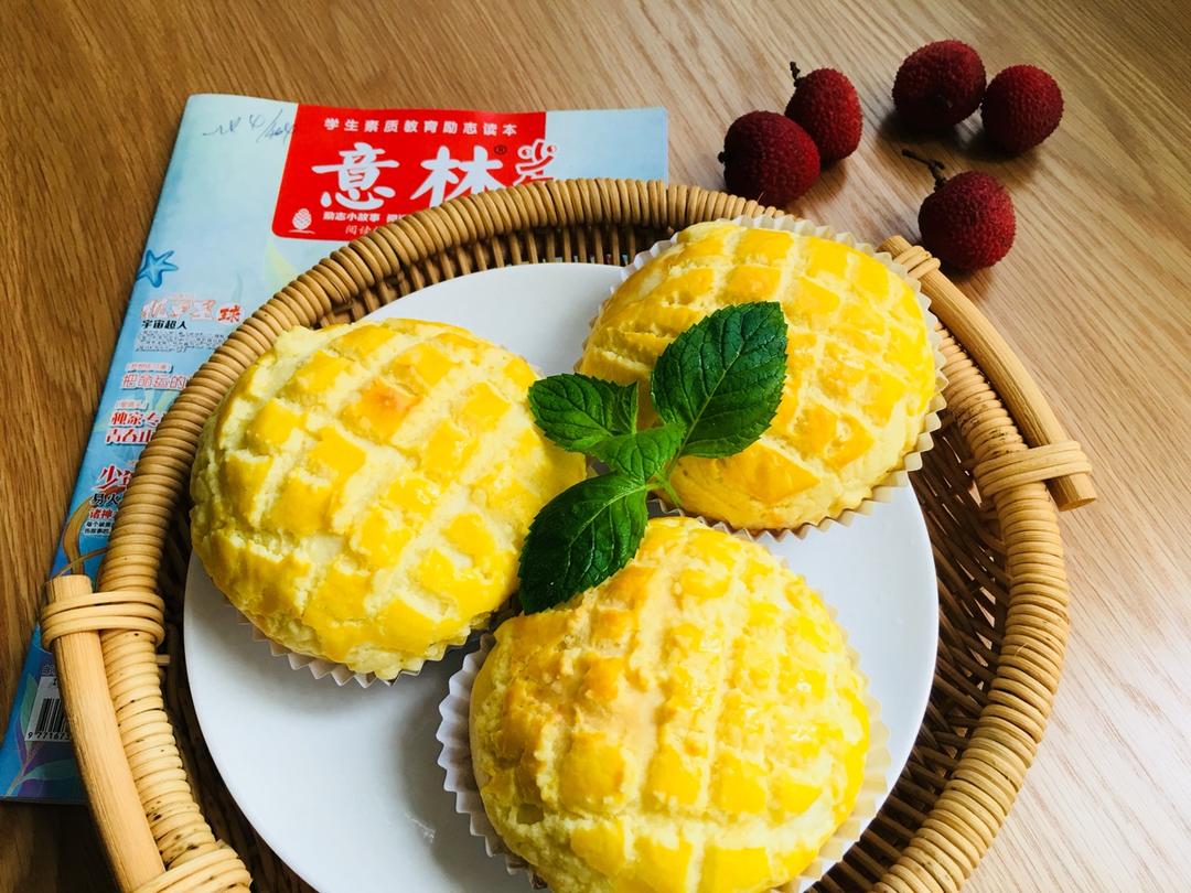 好吃到炸裂的港式菠萝包（附带制作酥皮的小视频）