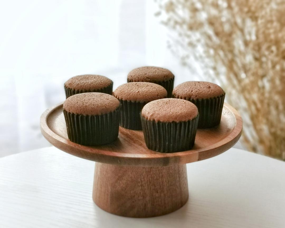 饱满松软的迷你纸杯蛋糕（冷藏或冷冻后依然松软）