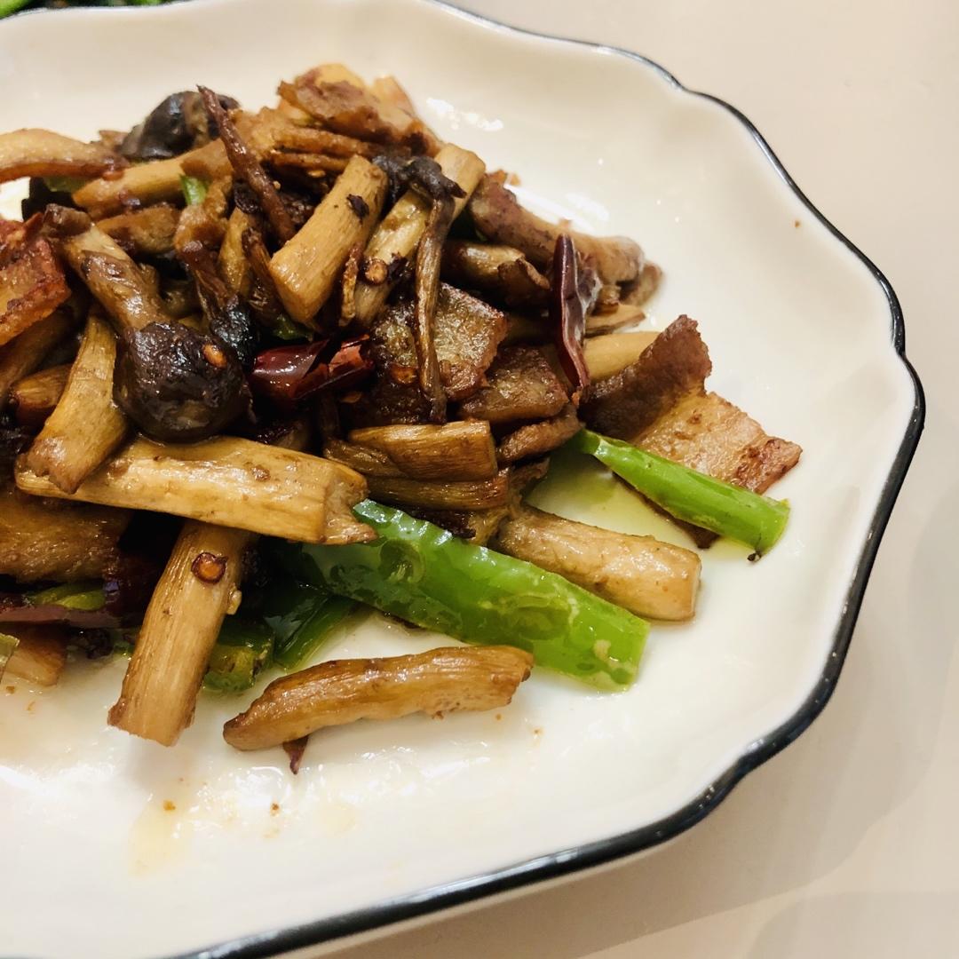 五花肉干锅茶树菇