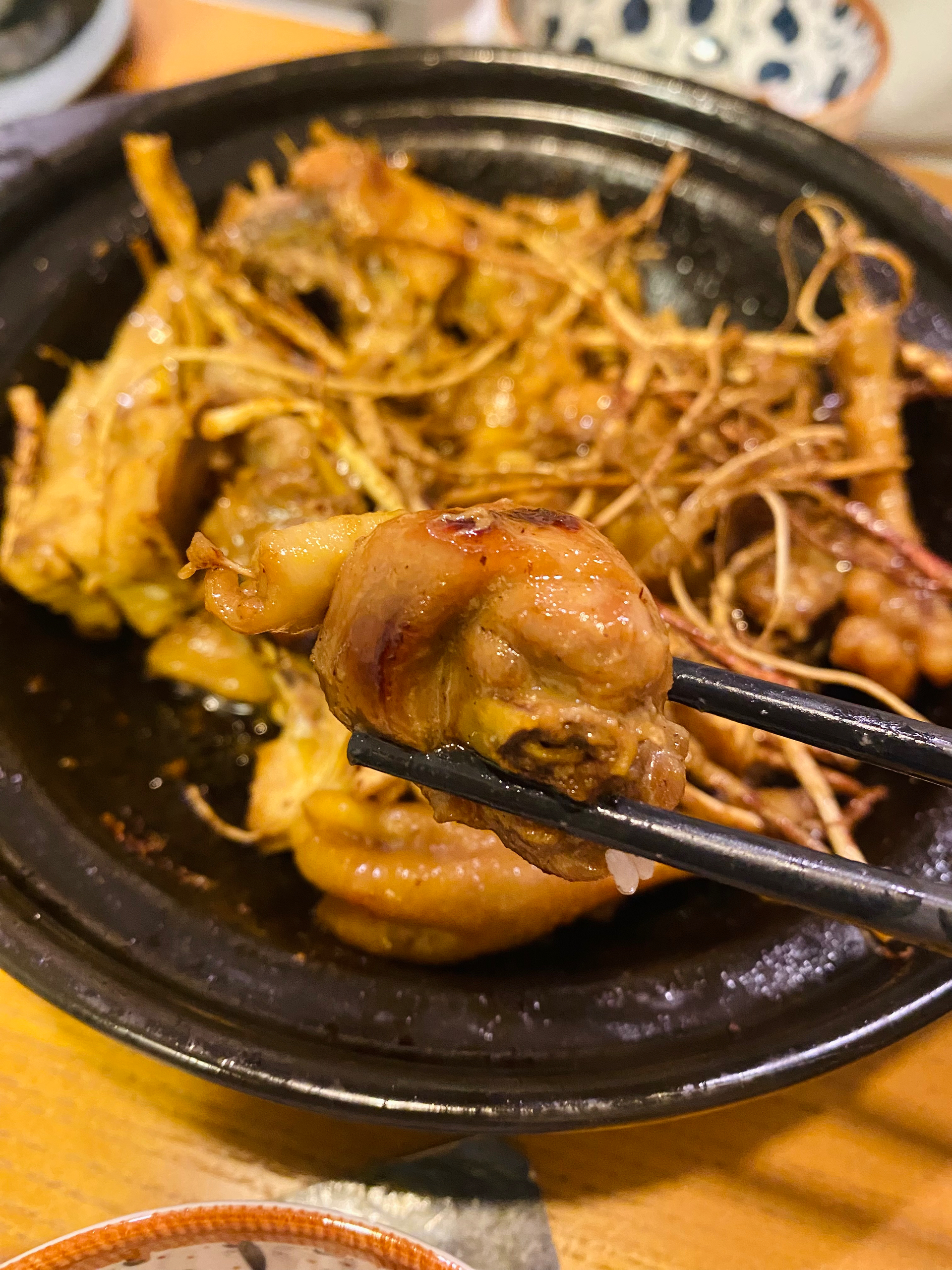除了啫啫鸡煲，广东人喜欢的五指毛桃焗鸡也是十分美味！