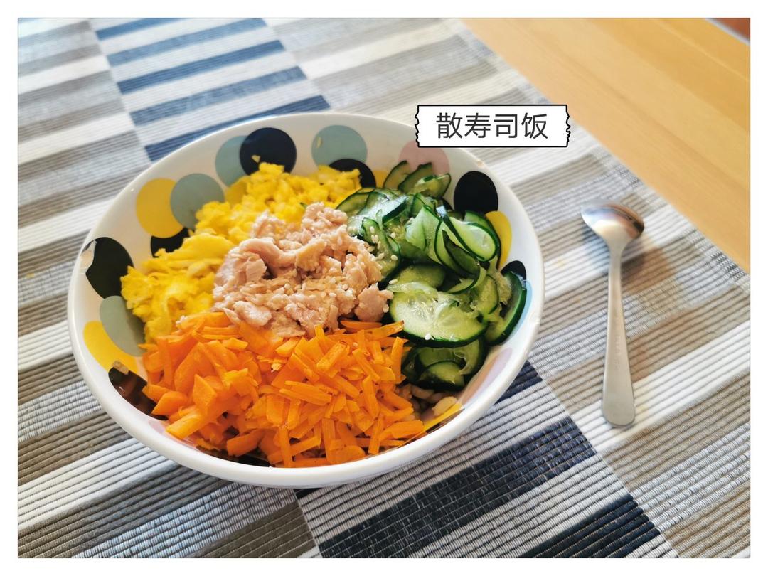 【昨日的美食】三文鱼鸡蛋青瓜散寿司（夏日轻食）