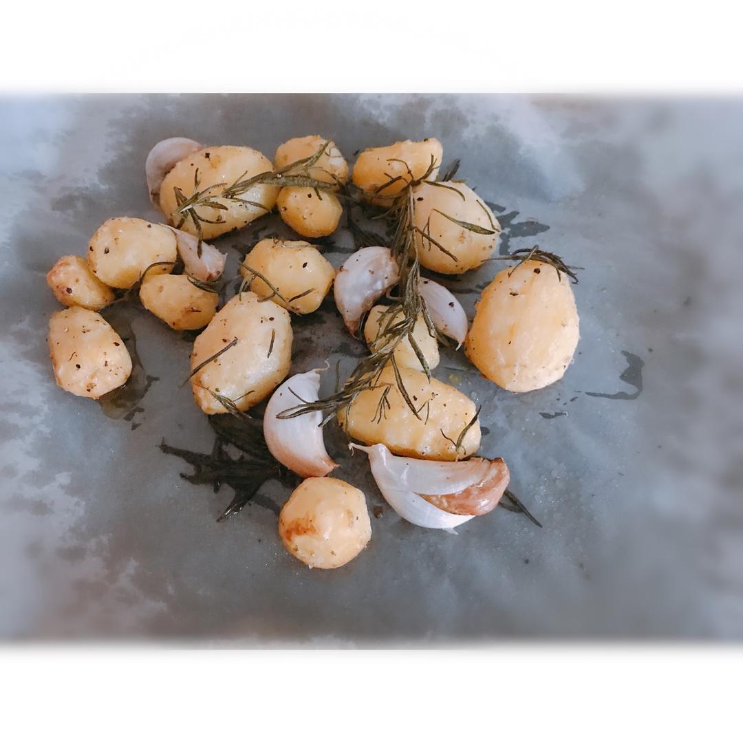 Jamie Oliver的迷迭香大蒜烤土豆