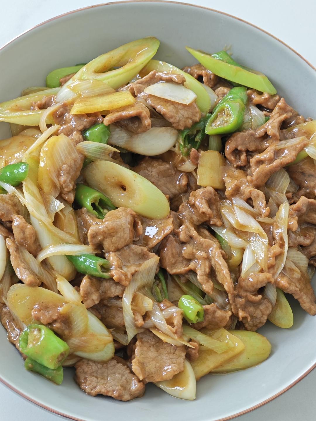 厨师长教你：“葱爆牛肉”的家常做法，葱香味浓郁先收藏起来