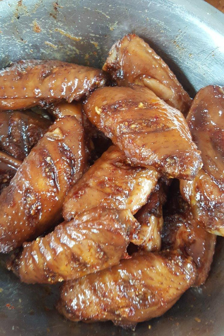 做过 美味简单炸鸡翅 另外放了点辣椒粉,油炸