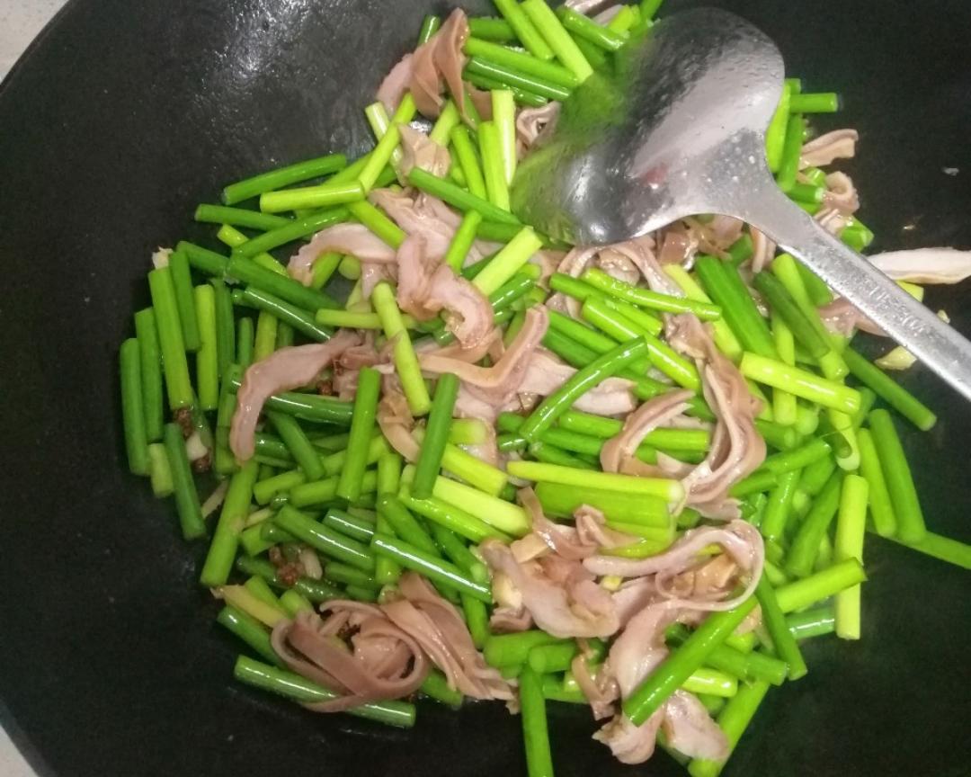 悠悠蒜香的蒜苗炒肚丝