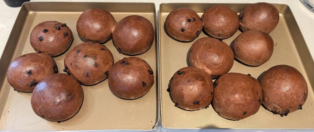 双重巧克力口感---爆浆可可小面包，好像也叫黑眼豆豆