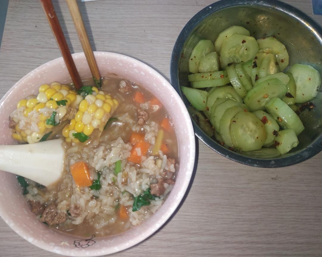 蔬菜牛肉粥(配凉拌黄瓜)