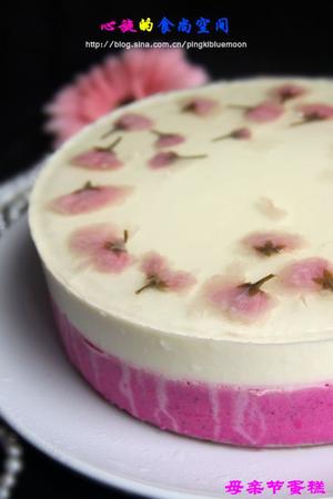 那一抹诱人的粉红——母亲节蛋糕：红心火龙果酸奶慕斯搭樱花果冻的做法 步骤3
