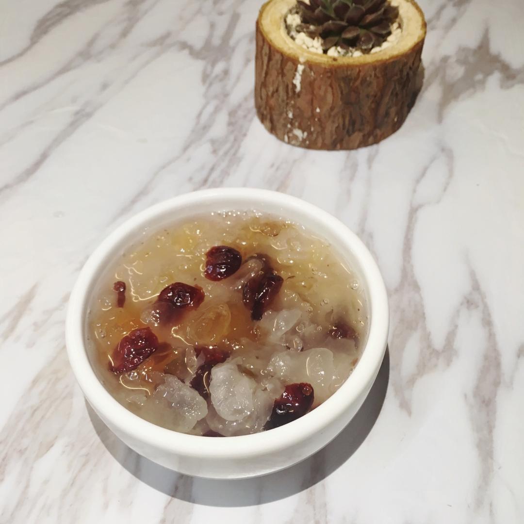 蔓越莓桃胶银耳羹