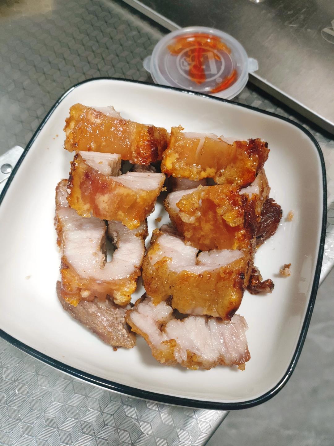 脆皮烧肉，皮酥脆、肉甘香，生烧做法