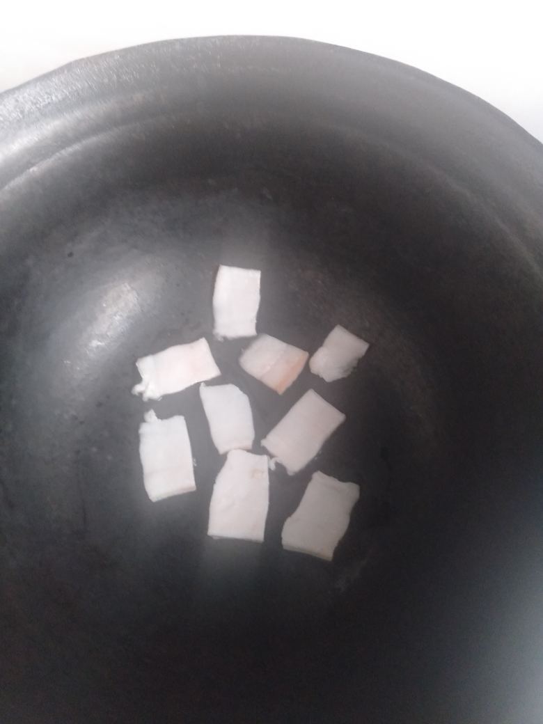 白菜腊肉豆角炖粉条的做法 步骤1