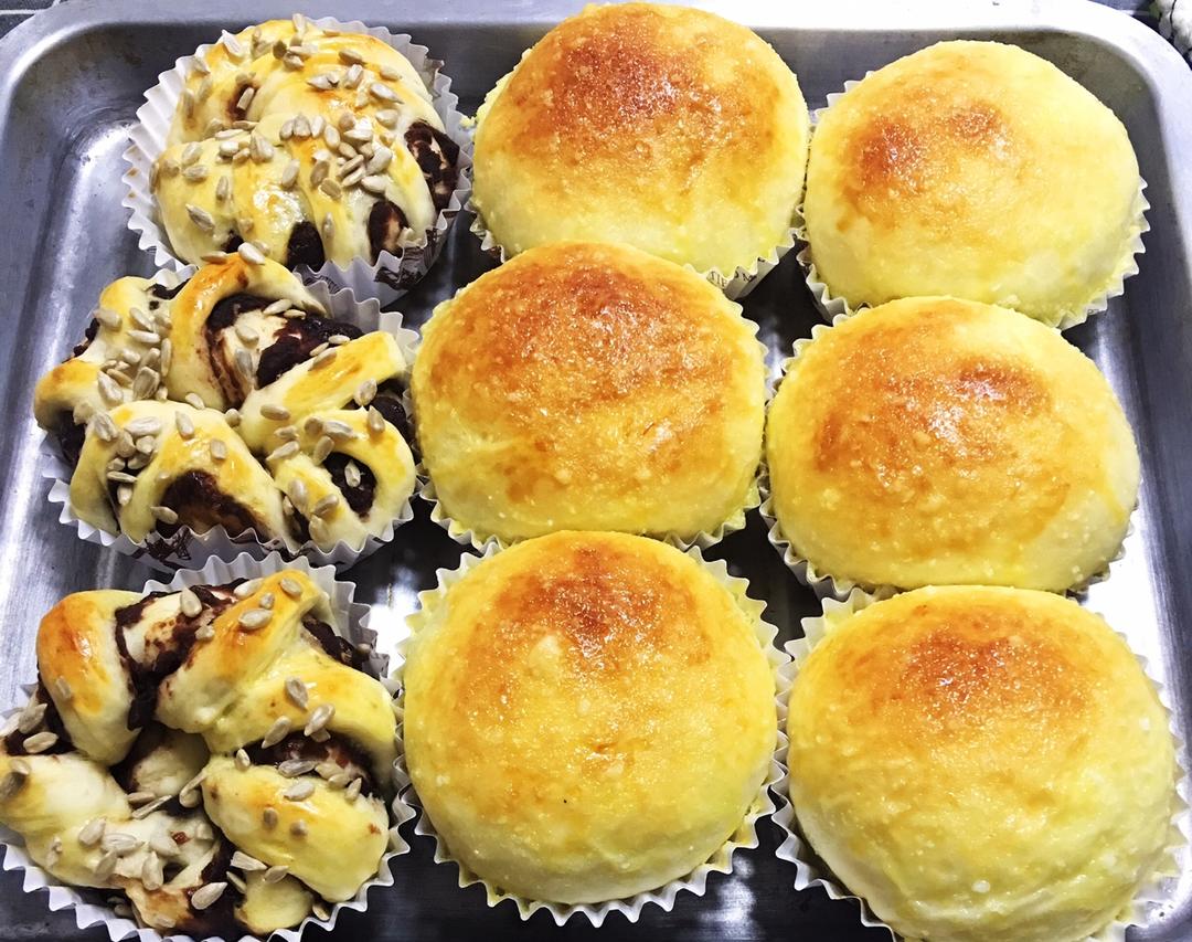 松软可口的红豆沙面包卷