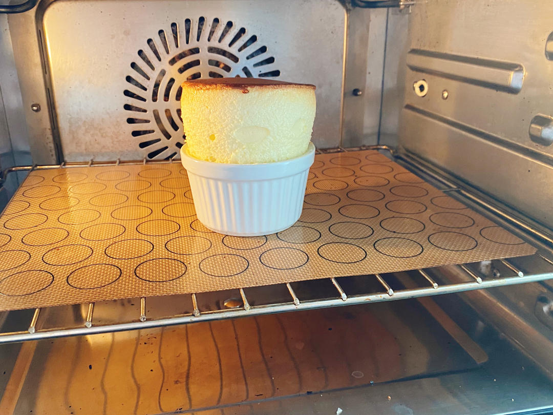 《云朵舒芙蕾》柔软、轻盈、细腻、绵密、一口下去犹如棉花糖，但又像漂浮的云朵配方