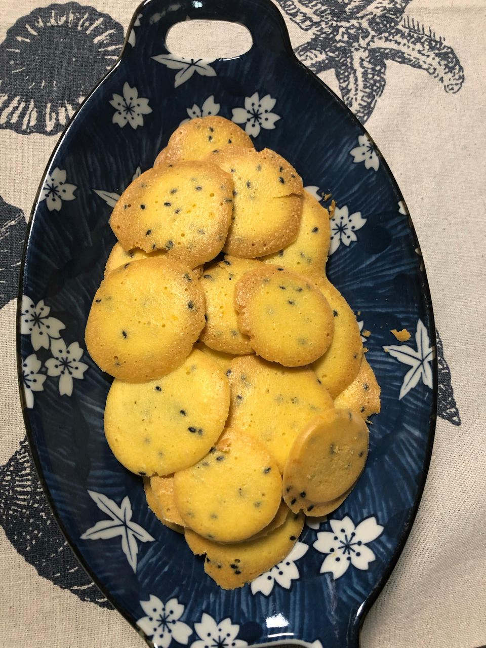 香脆可口的鸡蛋芝麻薄饼干