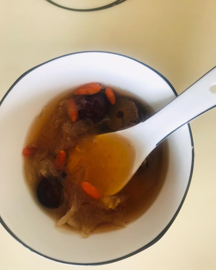 银耳红枣枸杞甜汤