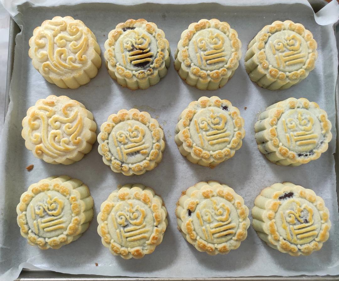 奶酥皮月饼，酥脆可口，奶味浓郁！